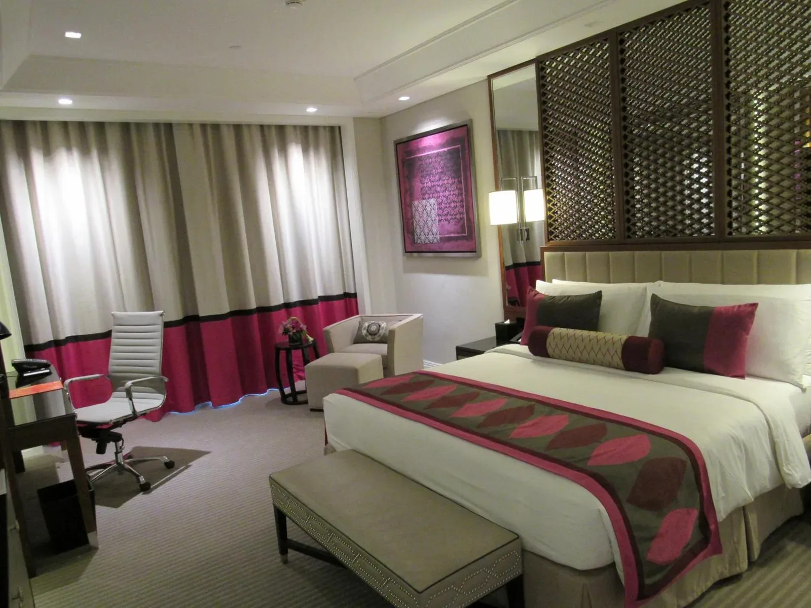 Intérieur d’une chambre king size du Taj Dubai