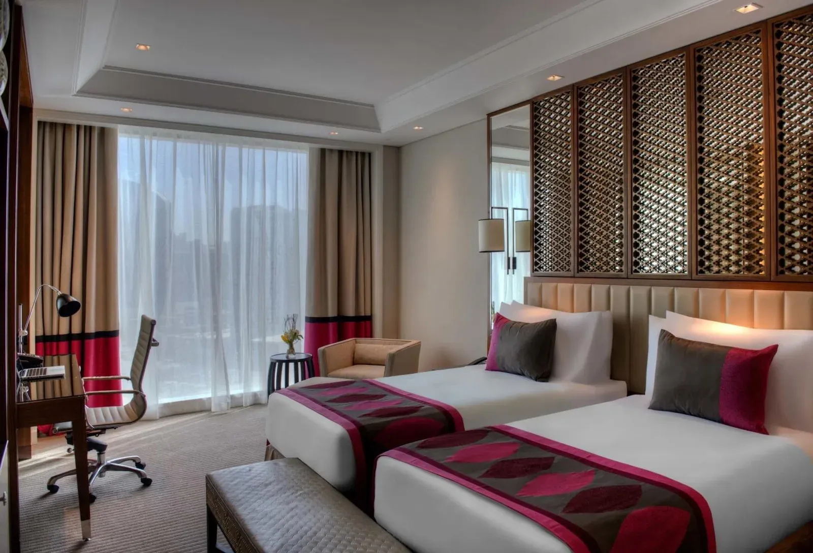 Chambre twin du Taj Dubai avec lumière naturelle