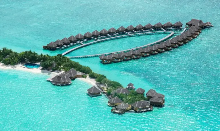 Vista aérea de Taj Exotica Resort & Spa, Maldives mostrando villas sobre el agua