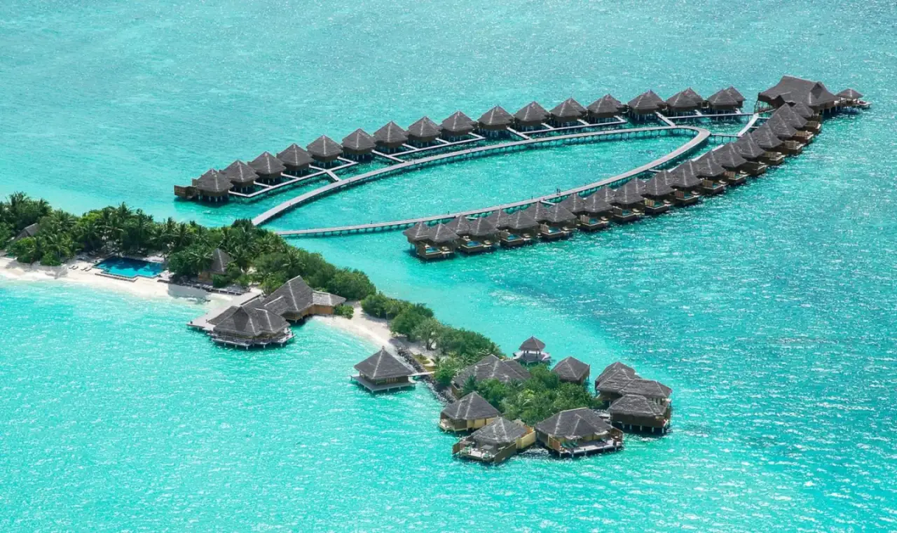 Vista aérea de Taj Exotica Resort & Spa, Maldives mostrando villas sobre el agua