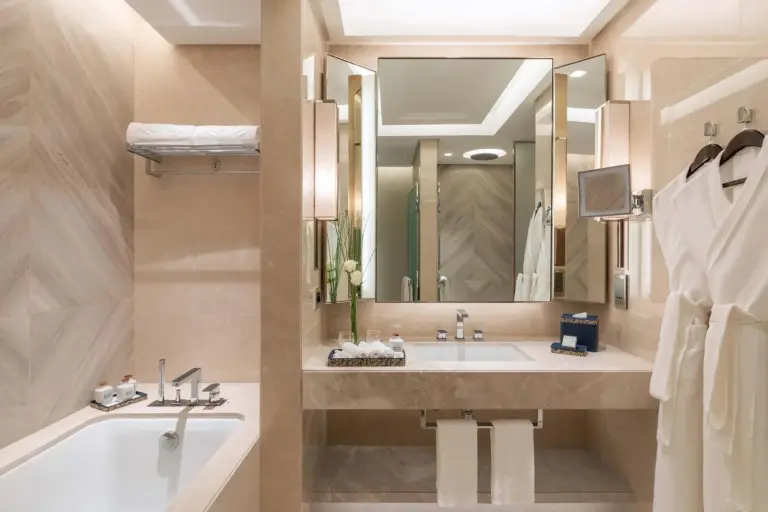 Baño de lujo en Taj Exotica Resort & Spa, The Palm, Dubai