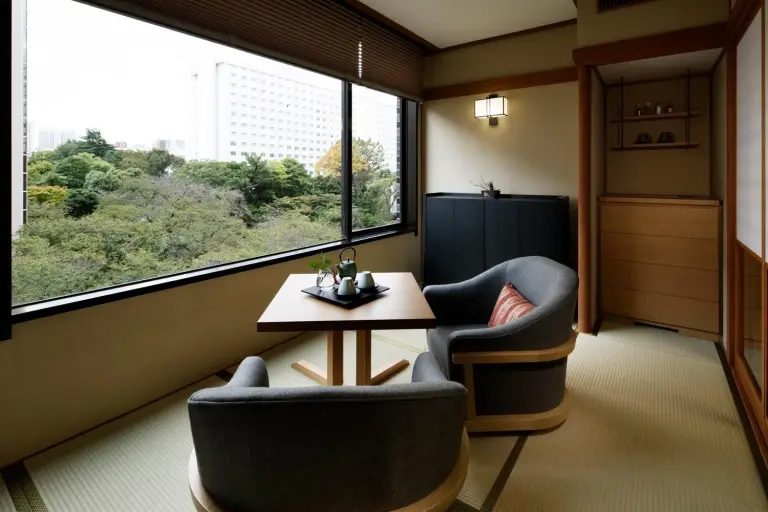 Loungebereich mit Aussicht im Takanawa Hanakohro