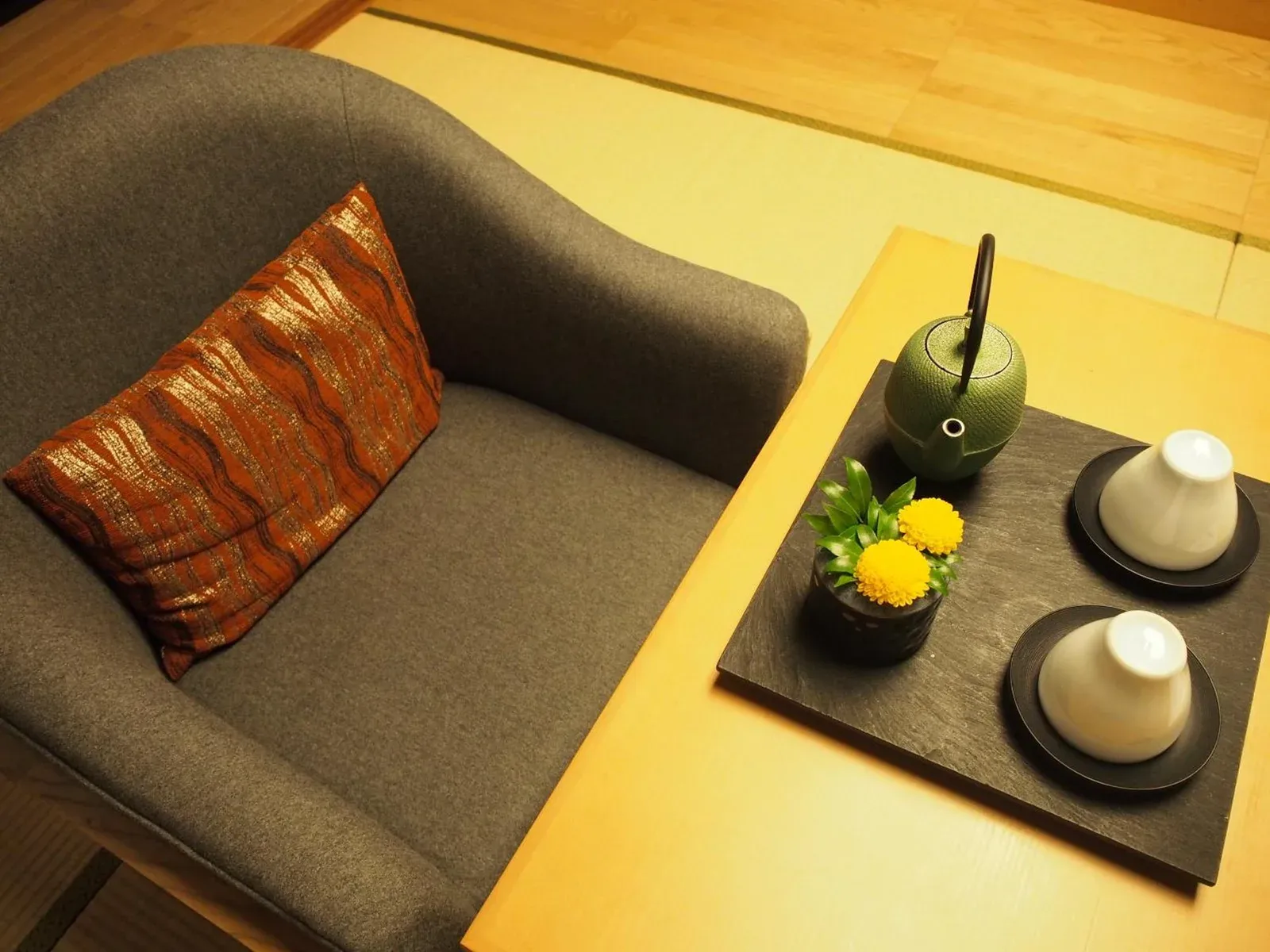 Teeset auf einem Tisch im Takanawa Hanakohro