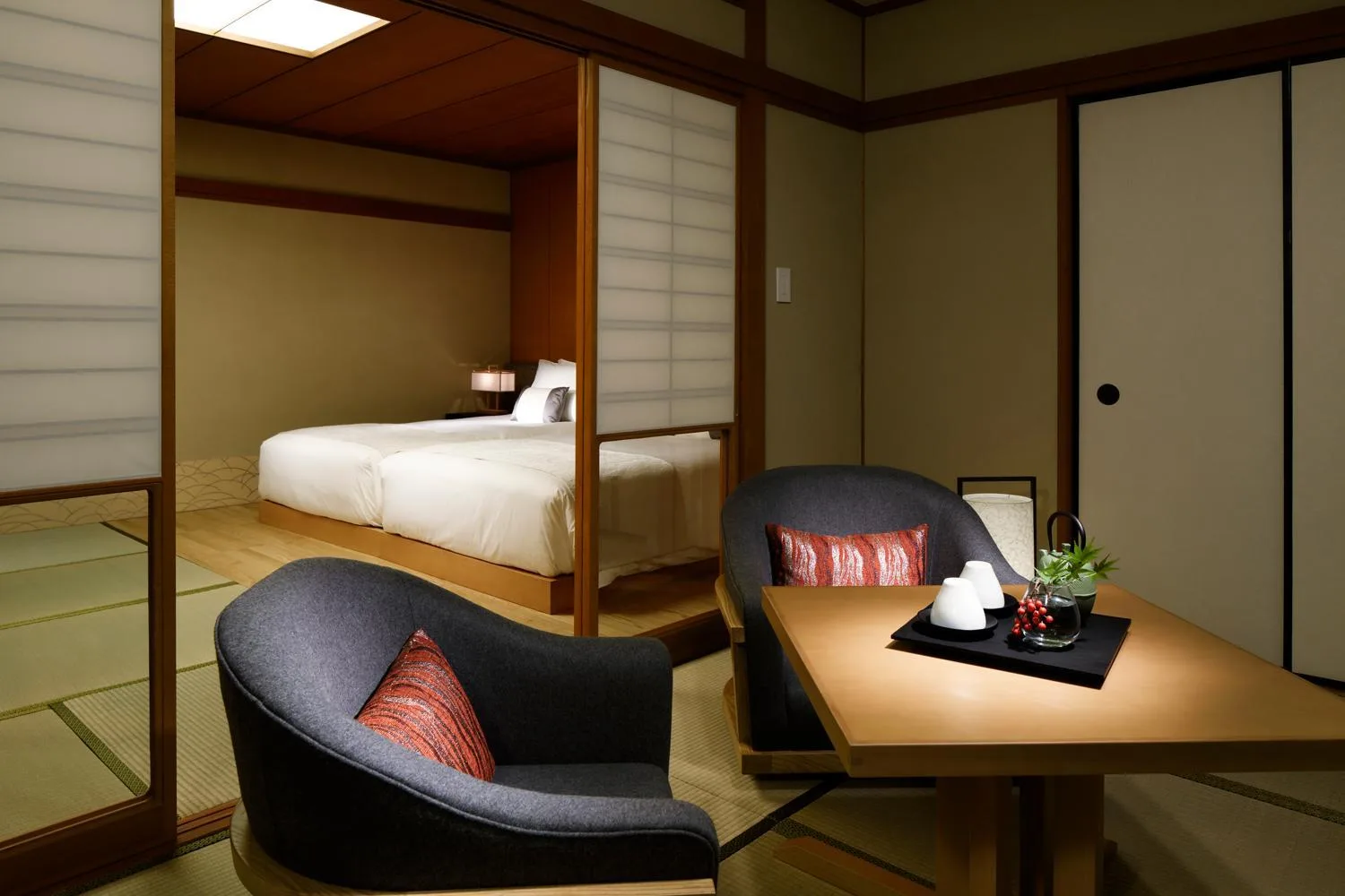 Schlafzimmer mit traditioneller Einrichtung im Takanawa Hanakohro