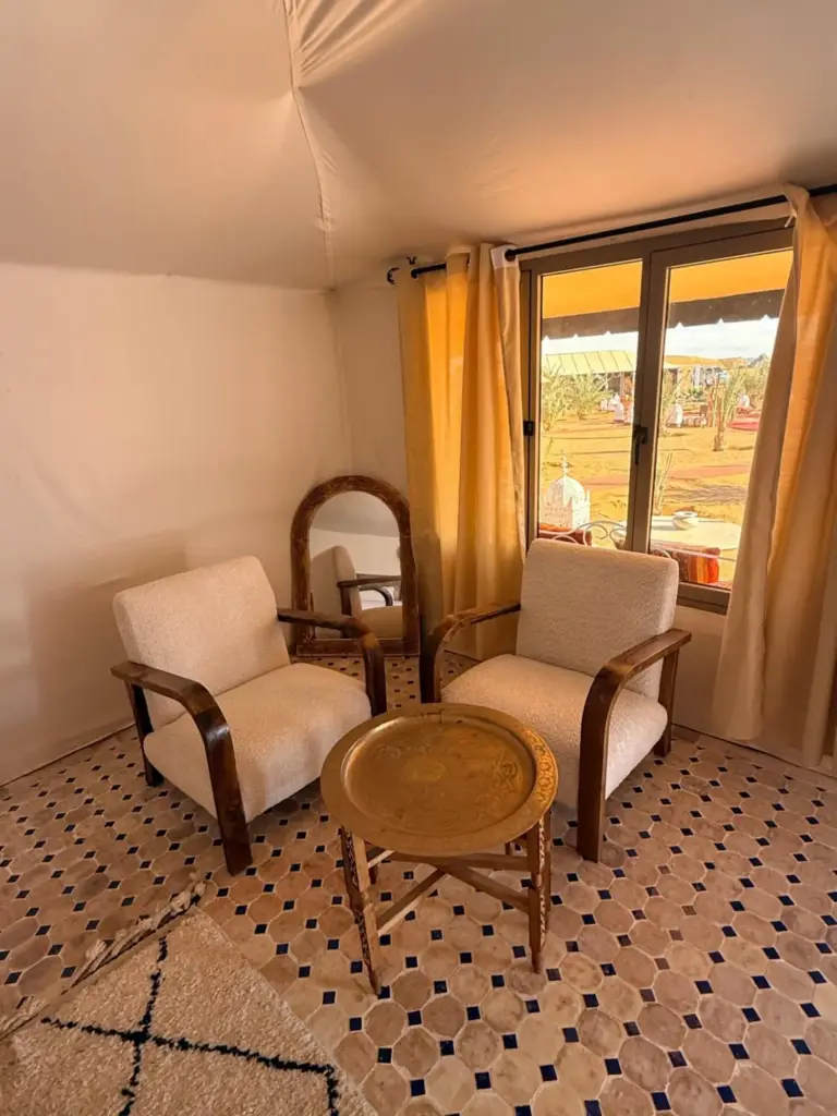 Espace de détente confortable dans la tente au Tamazirt Desert Camp à Merzouga