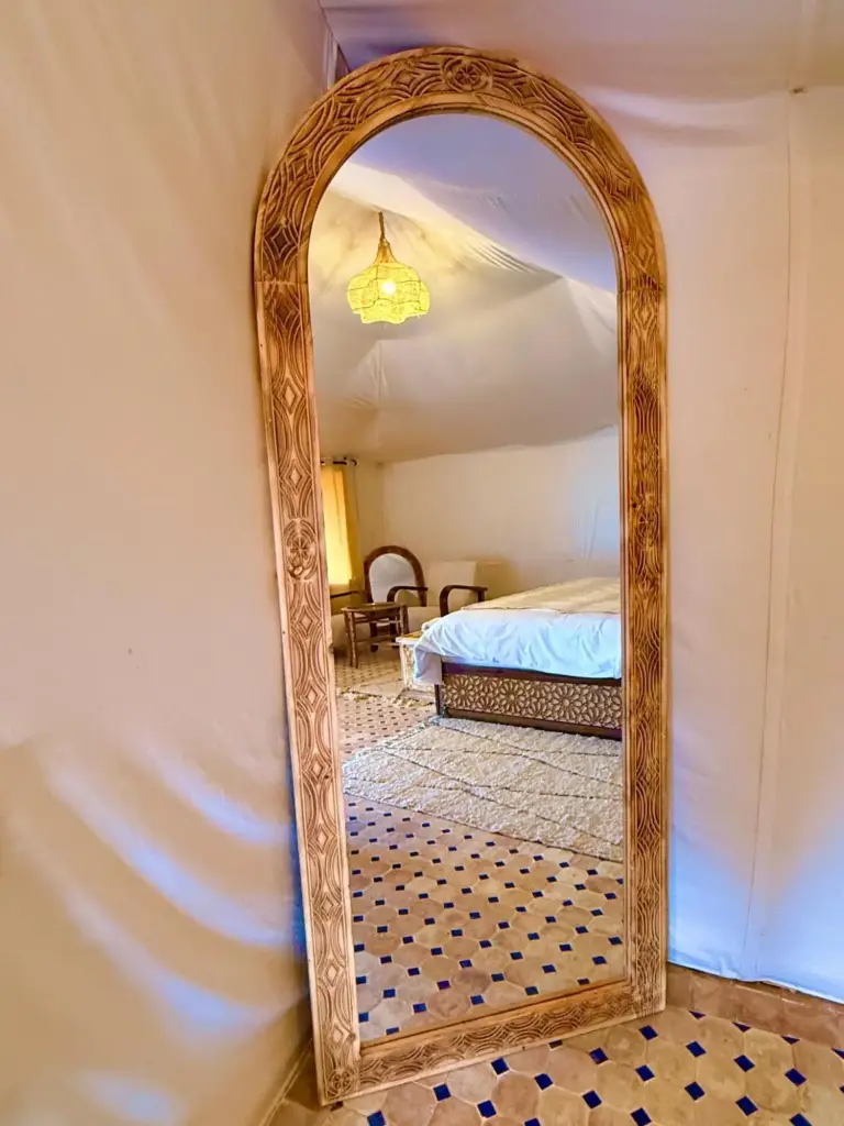 Miroir décoratif dans la tente au Tamazirt Desert Camp à Merzouga
