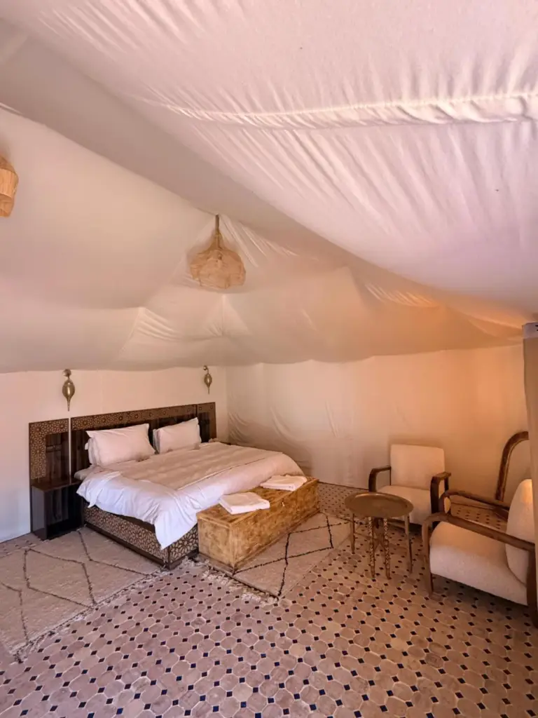 Chambre de tente de luxe au Tamazirt Desert Camp à Merzouga
