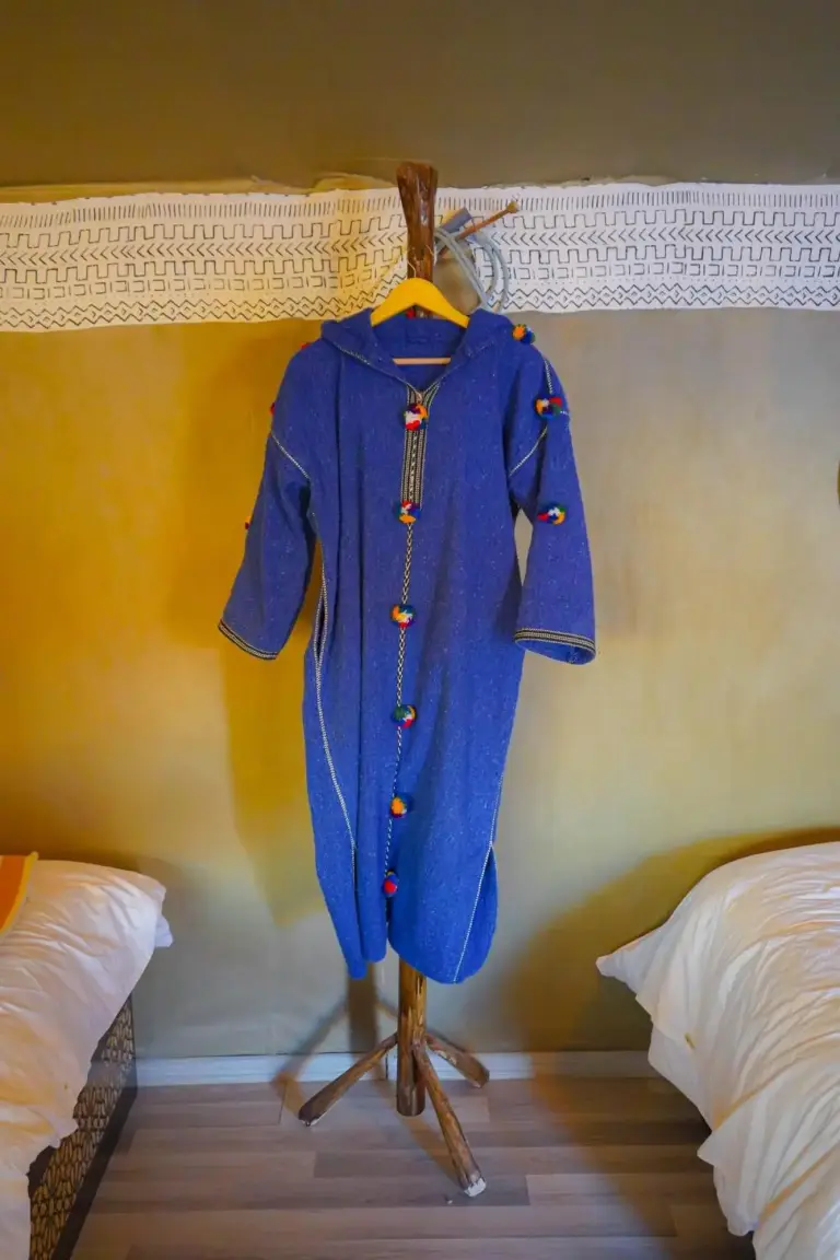 Exposition de vêtements traditionnels au Tamazirt Desert Camp à Merzouga
