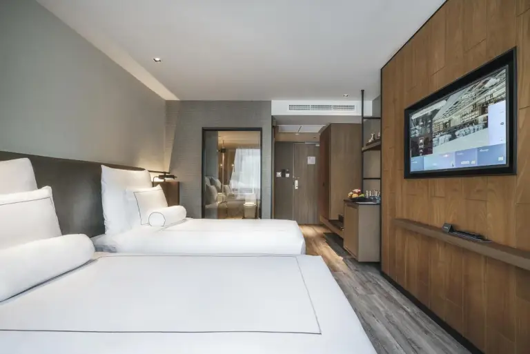 Tastoria Collection Sukhumvit – Bangkok, Thailand hotel – a bedroom with two beds and a desk and a kitchen at Tastoria Collection Sukhumvit in Bangkok