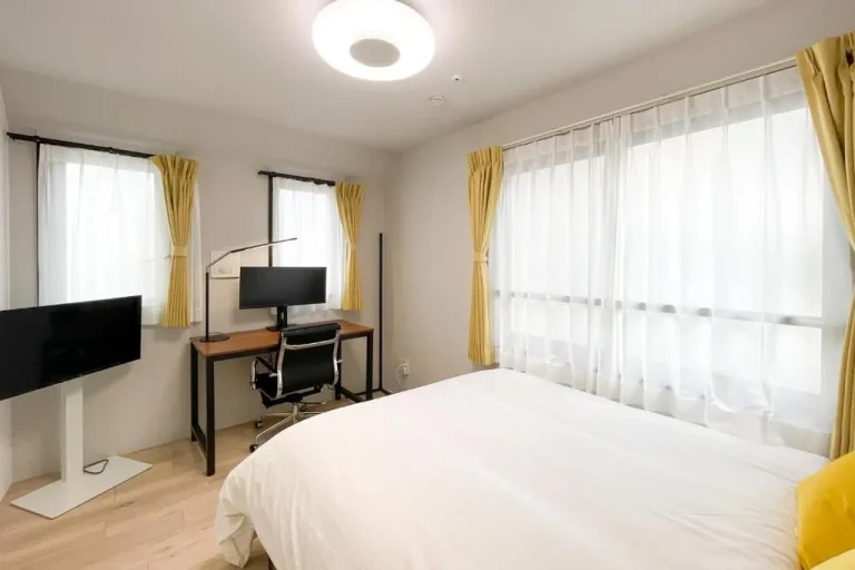 Schlafzimmer im TASUKI smart Akebonobashi mit Schreibtisch