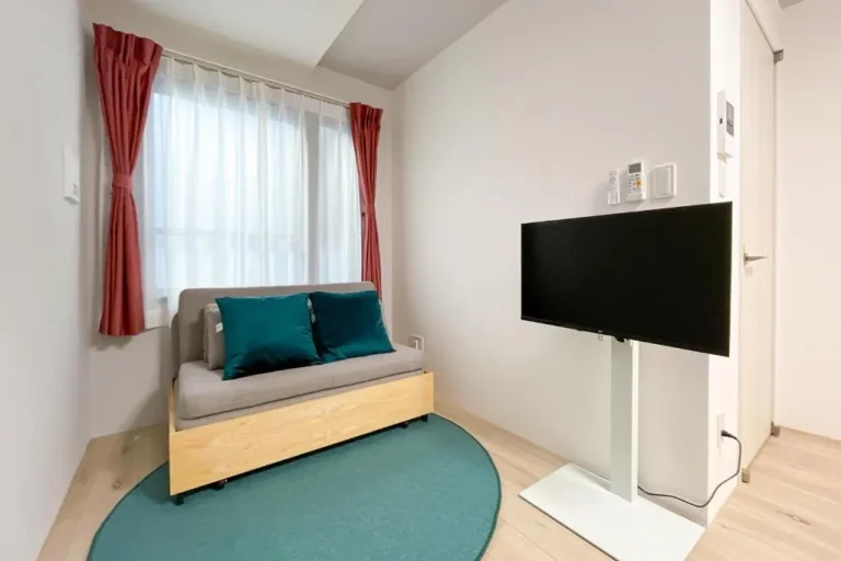 Lounge-Bereich im TASUKI smart Akebonobashi mit Fernseher