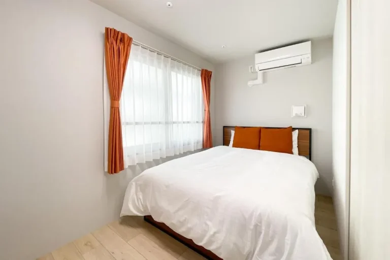 Gästezimmer im TASUKI smart Akebonobashi mit heller Dekoration