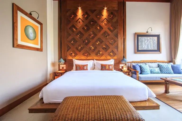 Chambre confortable à Tejaprana Bisma à Ubud avec décoration artistique