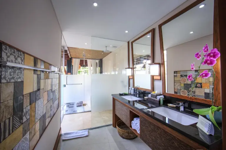 Salle de bains élégante à Tejaprana Bisma à Ubud avec double vasque