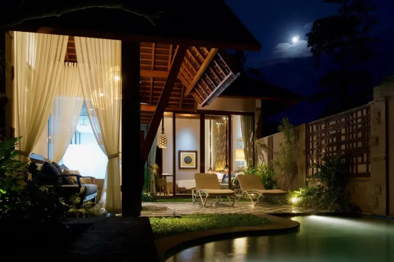 Vue nocturne de l’espace piscine à Tejaprana Bisma à Ubud
