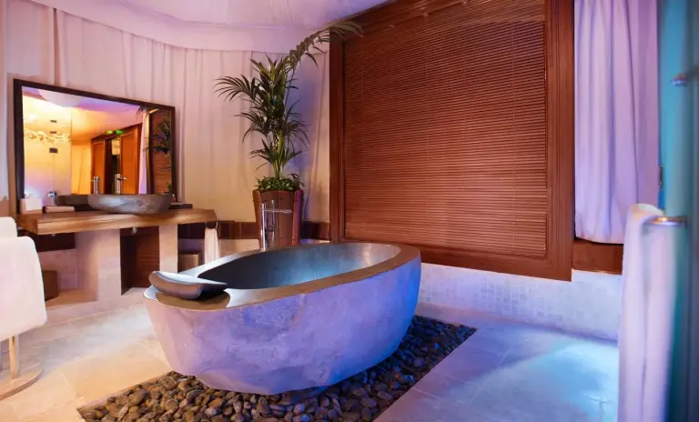 Baignoire de luxe dans une chambre privée au Telal Resort Al Ain