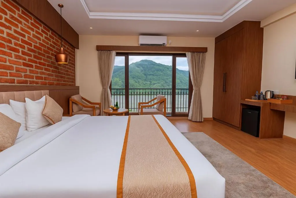 Gemütliches Zimmer mit Balkon im Temple Himalaya Hotel & Spa