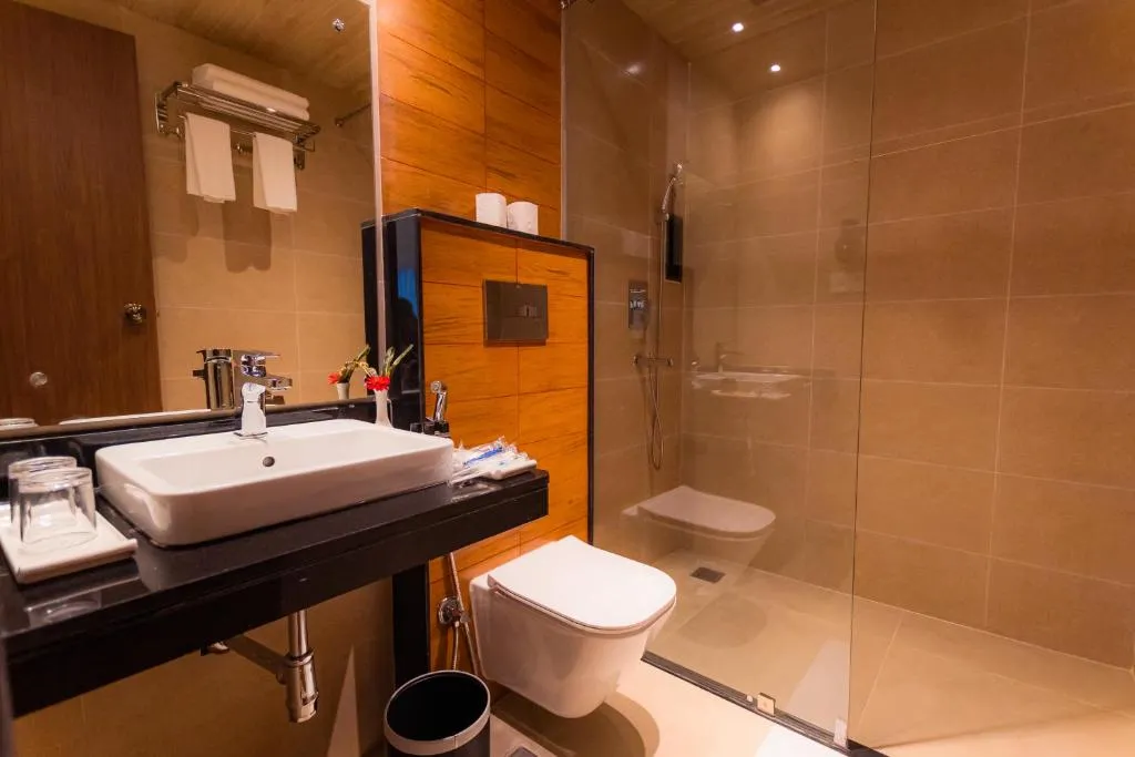 Modernes Badezimmer im Temple Himalaya Hotel & Spa