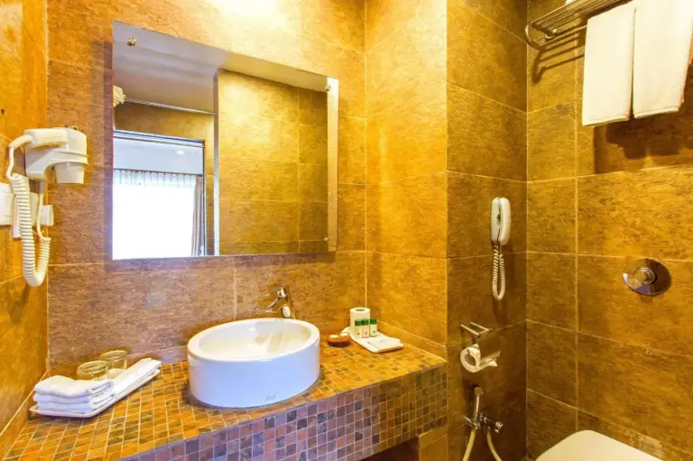 Baño en Temple Tree Resort & Spa, Pokhara