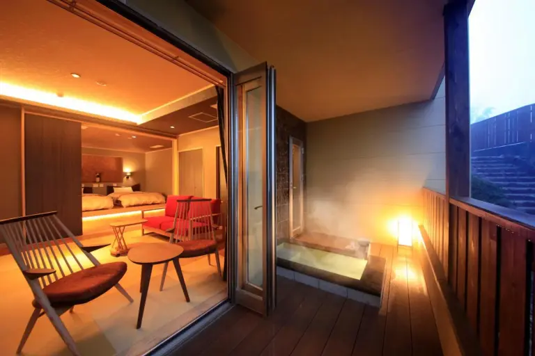 Suite avec balcon et onsen privé au Tensui Saryo