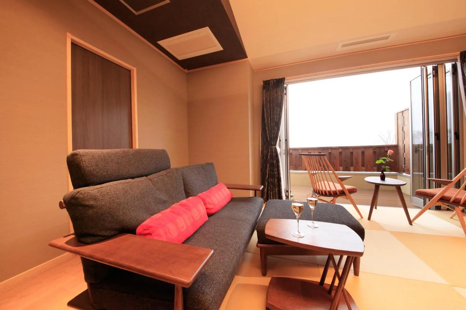 Salon moderne avec balcon au Tensui Saryo