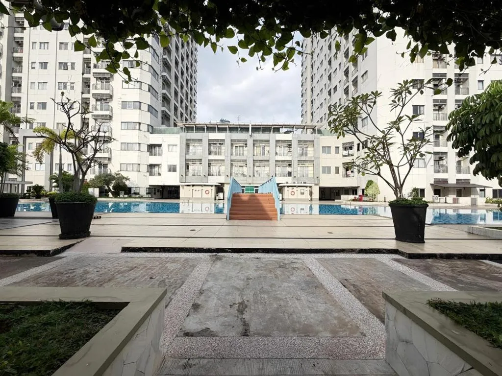 Swimming pool view at Thamrin Apt in Jakarta