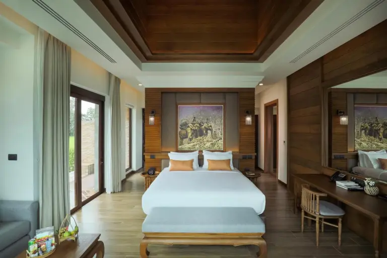 Stilvolles Schlafzimmer im Thantara Resort Chiang Mai