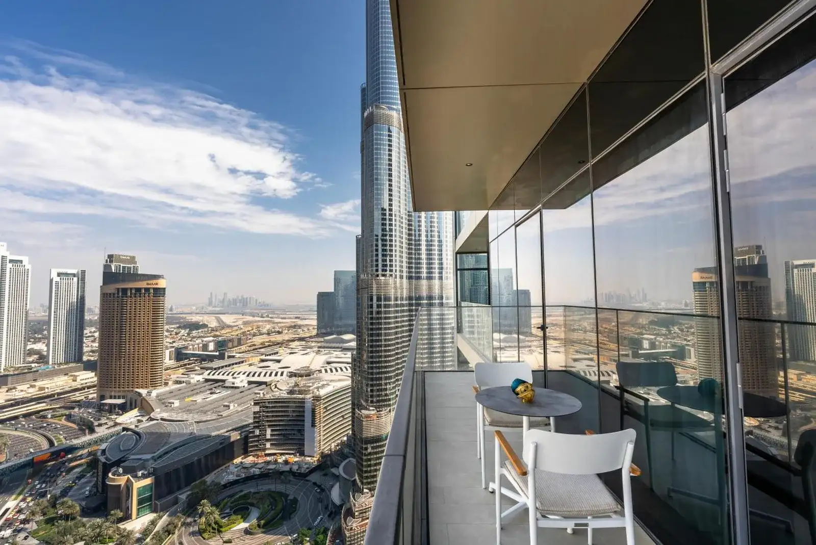 Balcon ensoleillé au The Address Residences Dubai Opera avec vue sur la skyline de Dubai