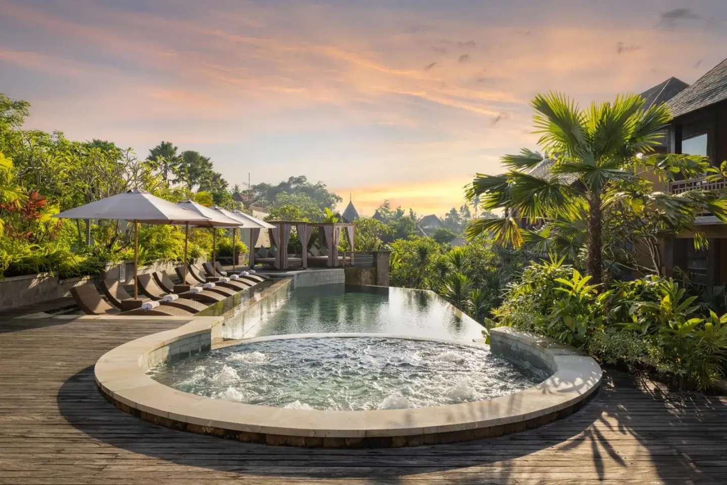 Piscina infinita en The Alena Resort, Ubud
