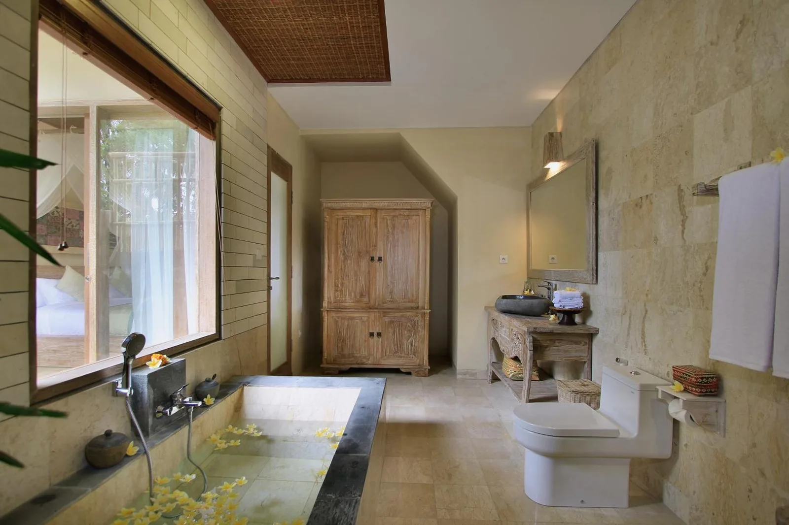 Baño elegante en The Alena Resort, Ubud