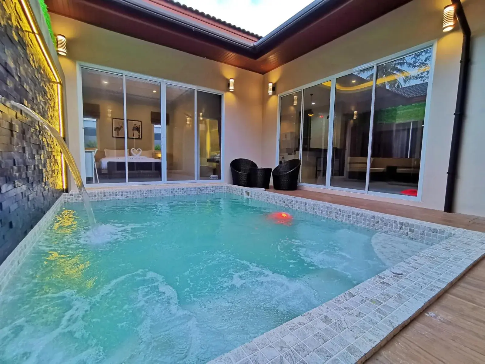 Vista de la piscina desde el interior en The Apex private pool villa Krabi