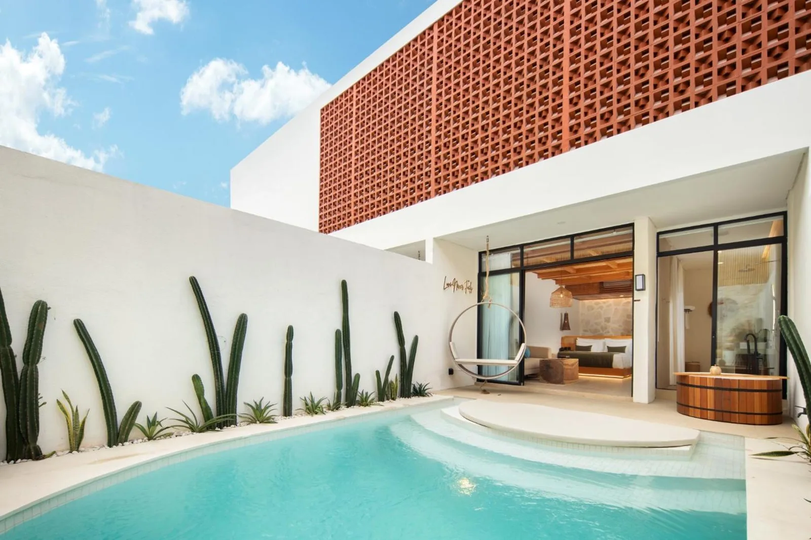 The Arden Villa Uluwatu by Ini Vie Hospitality – hôtel à Uluwatu, Indonésie – une chambre avec un grand lit et un canapé à The Arden Villa Uluwatu by Ini Vie Hospitality à Uluwatu