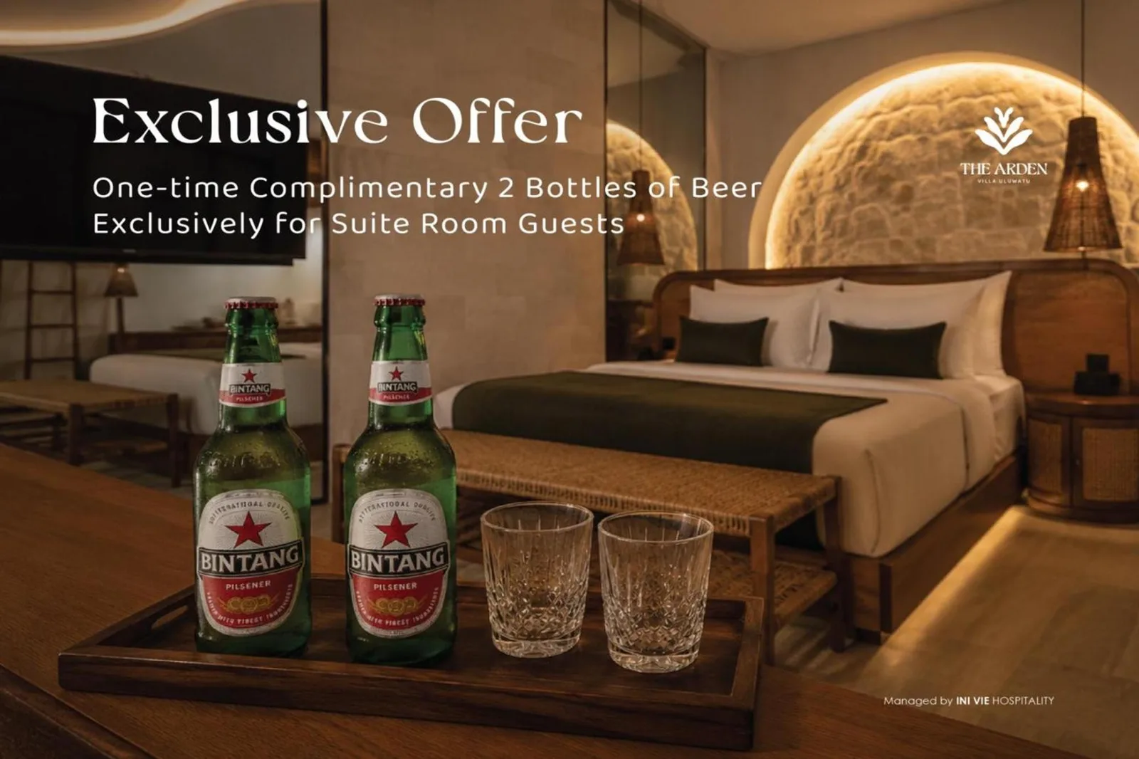 The Arden Villa Uluwatu by Ini Vie Hospitality – hôtel à Uluwatu, Indonésie – un couple debout dans un couloir avec un mur de bouteilles de vin à The Arden Villa Uluwatu by Ini Vie Hospitality à Uluwatu