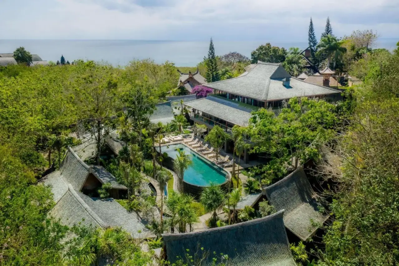 Vue aérienne de The Asa Maia - Bespoke Wellness Resort mettant en valeur le paysage luxuriant et l'espace piscine