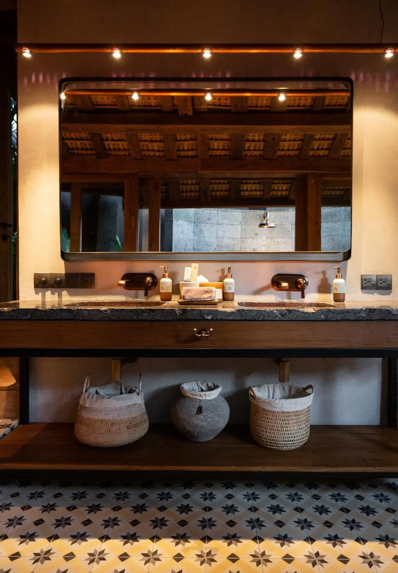 Espace lavabo de salle de bains élégant au The Asa Maia - Bespoke Wellness Resort