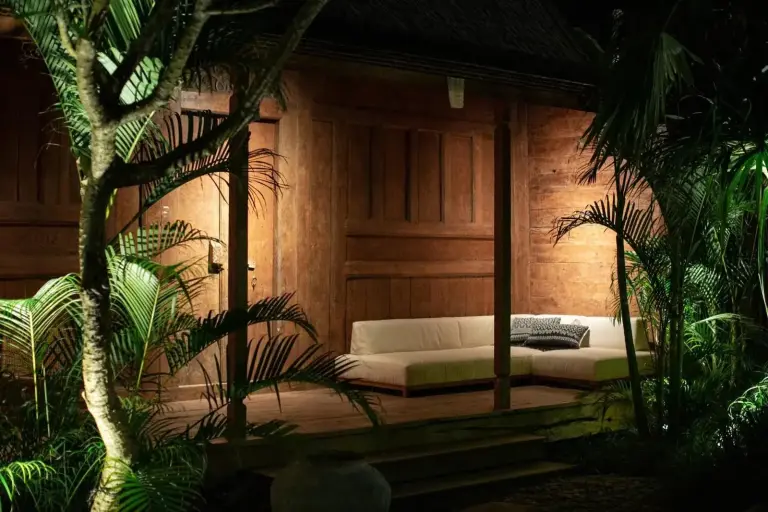 Espace lounge paisible en soirée au The Asa Maia - Bespoke Wellness Resort