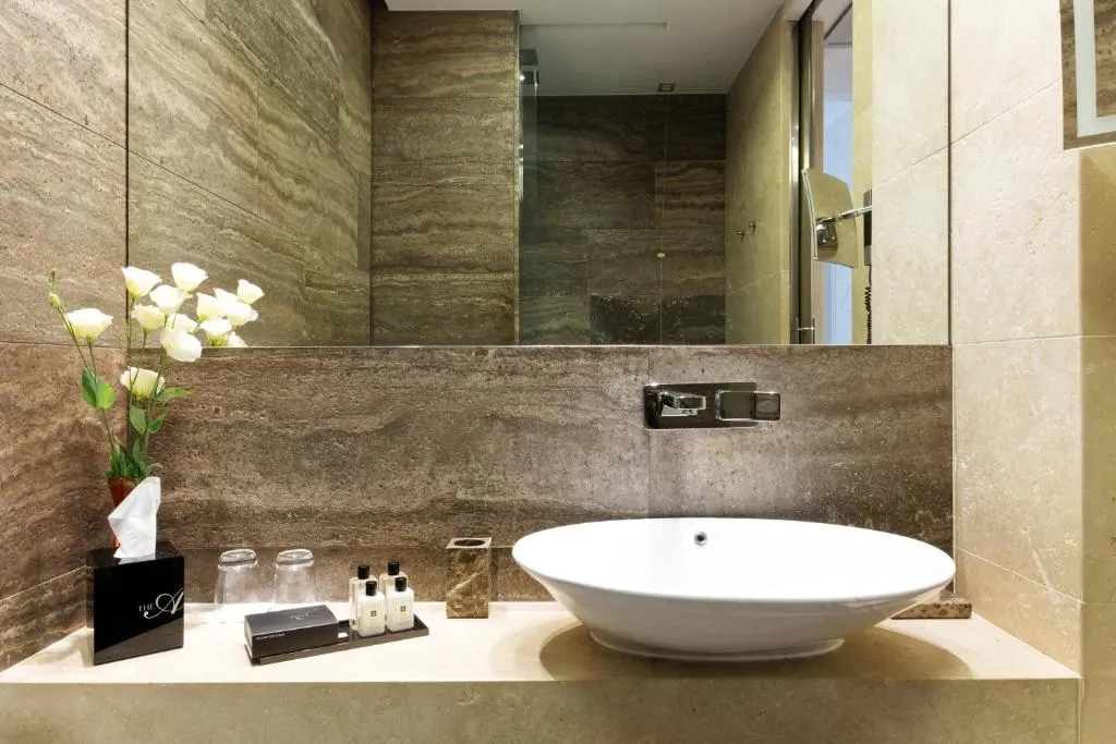 Salle de bain élégante au The Ashbee Hotel à Taormina avec des équipements luxueux