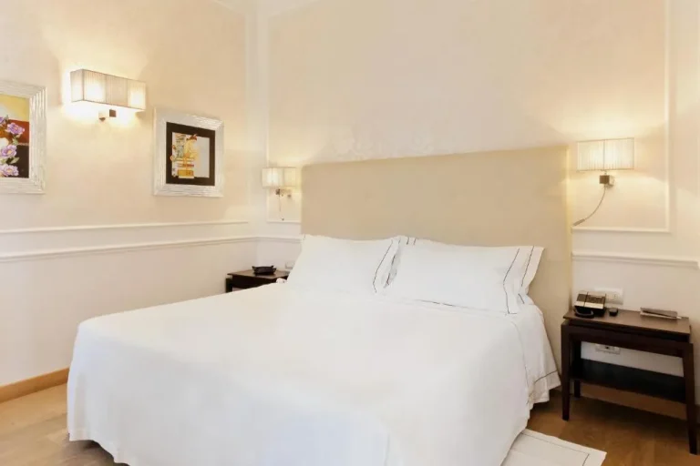 Chambre double confortable au The Ashbee Hotel à Taormina avec des équipements confortables