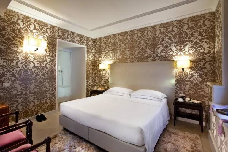 Chambre d'hôte bien aménagée au The Ashbee Hotel à Taormina avec une décoration unique