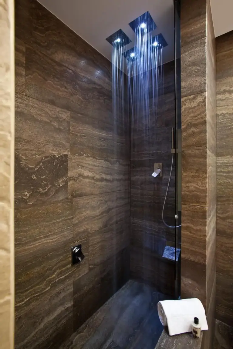 Moderner Duschbereich im The Ashbee Hotel in Taormina mit luxuriösem Regendusche