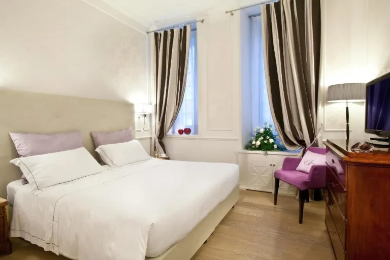 Chambre double élégante au The Ashbee Hotel à Taormina avec des meubles modernes