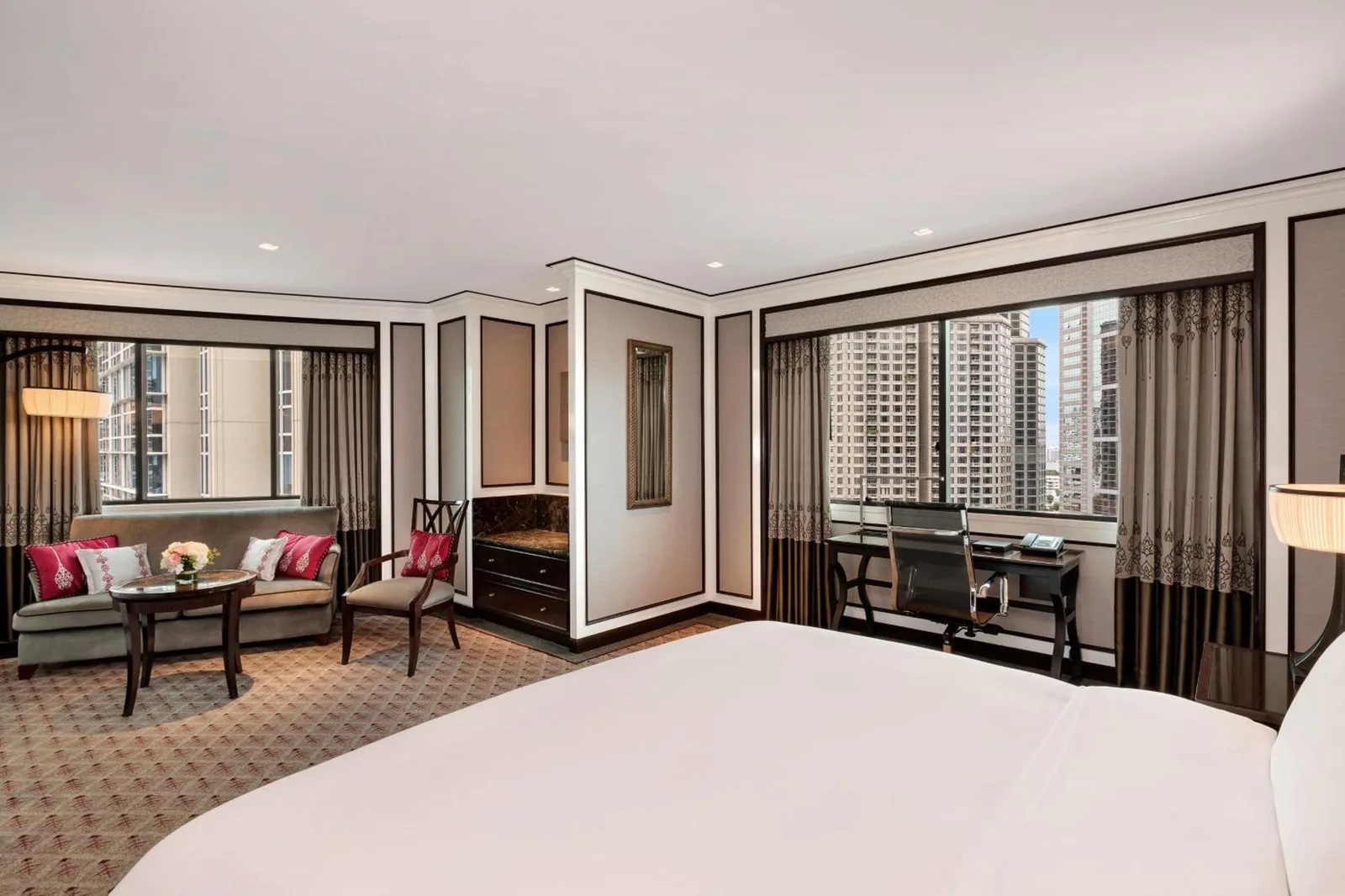 The Athenee Hotel, a Luxury Collection Hotel, Bangkok cozy living area