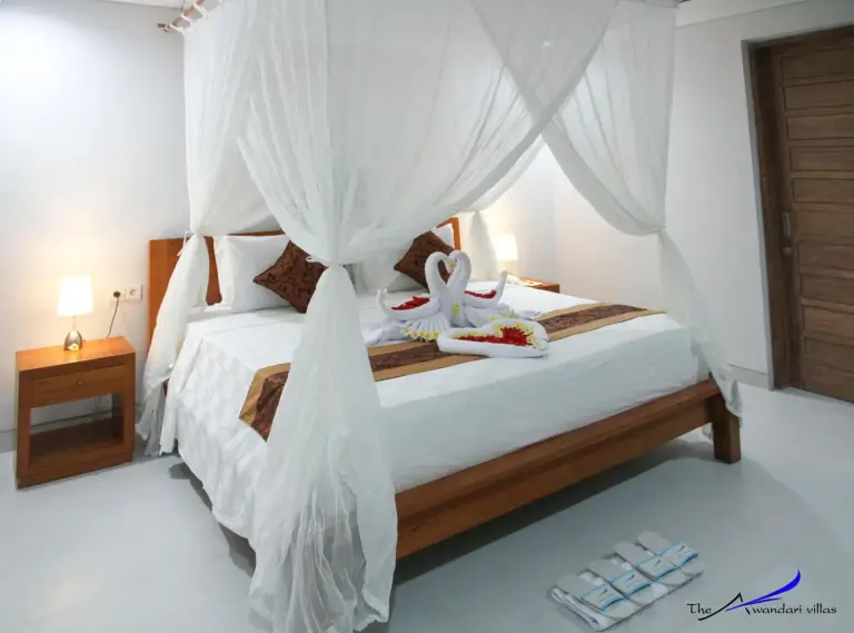 Elegantes Schlafzimmer im The Awandari Villas Seminyak