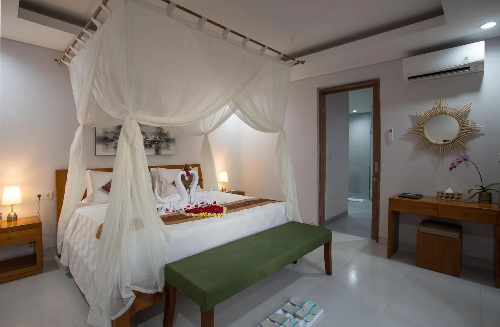 Luxuriöses Schlafzimmer im The Awandari Villas Seminyak