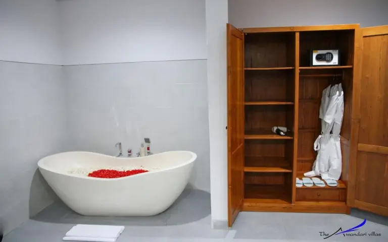 Entspannendes Badezimmer im The Awandari Villas Seminyak
