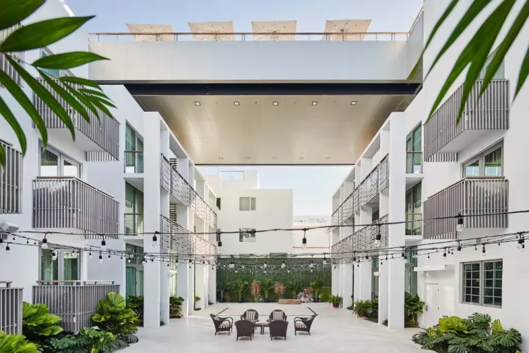 Courtyard de l'hôtel Betsy à South Beach, Miami