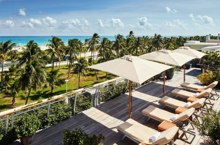 Espace lounge sur le toit du Betsy Hotel avec vue sur la plage à South Beach, Miami
