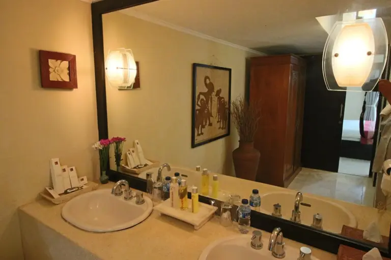 Luxuriöses Badezimmer im The Buah Bali Villas mit Doppelwaschbecken