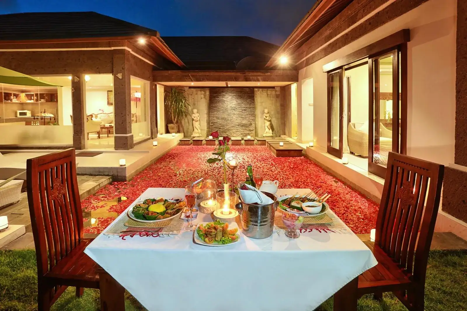 Romantisches Dinner-Setup im The Buah Bali Villas mit Blumen und Kerzen