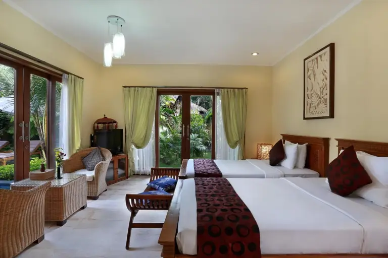 Geräumiges Gästezimmer im The Buah Bali Villas mit Gartenblick